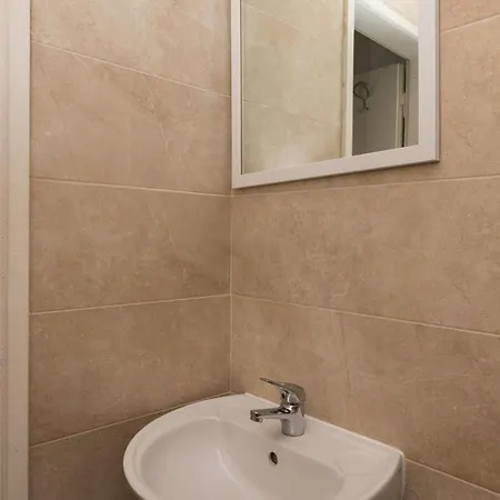 Bradas-single With Shared Bathroom No1 *